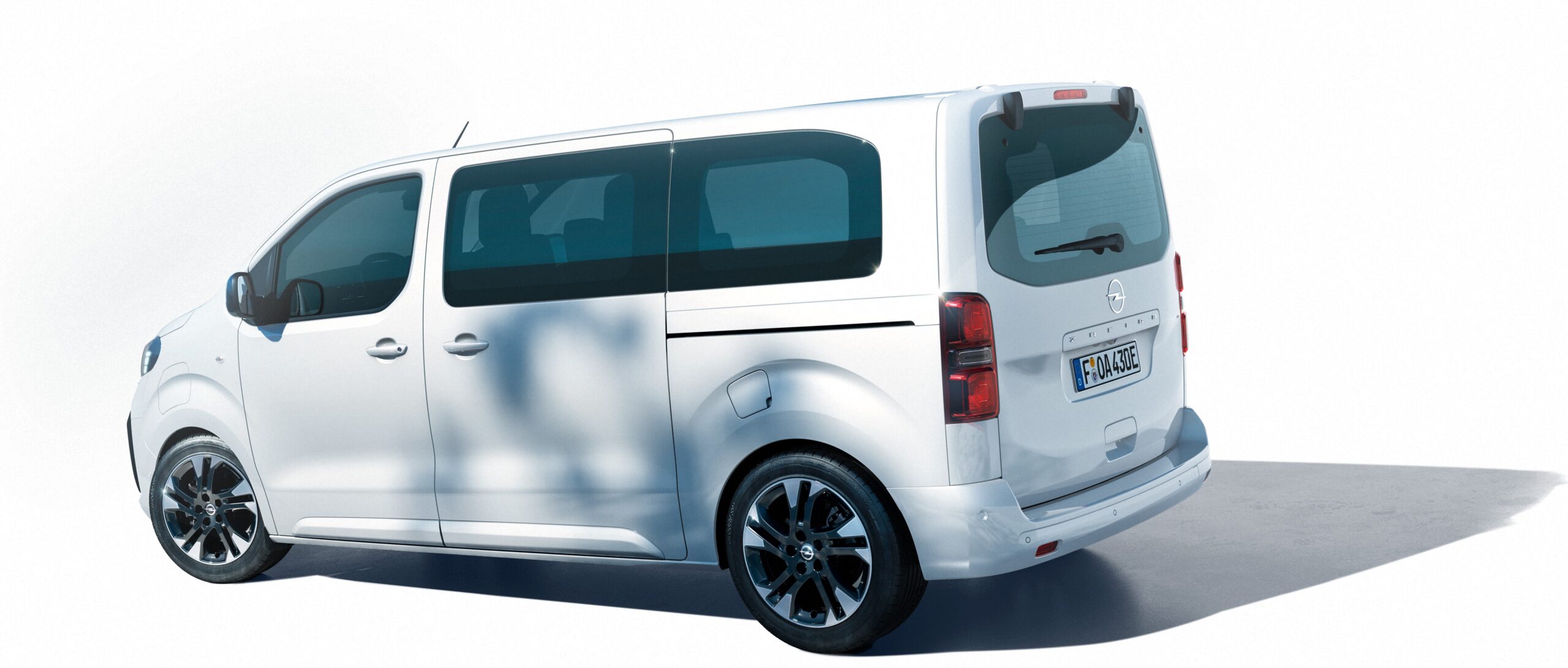 OPEL-ZAFIRA-LIFE-MY2023-BEV-EXTERIOR-WHITE-INT-KEYVISUAL-02-PR-WHITE_Srgb beskuren